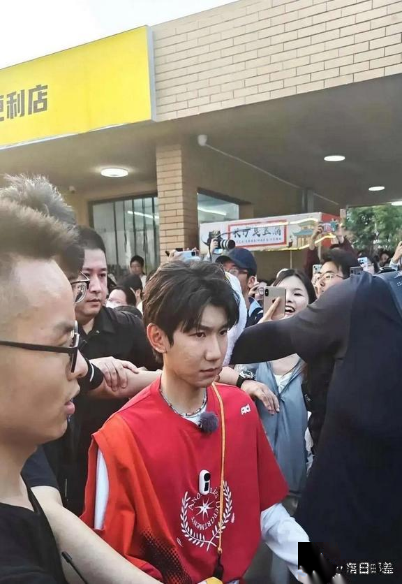 王源外形变化与事业发展引争议