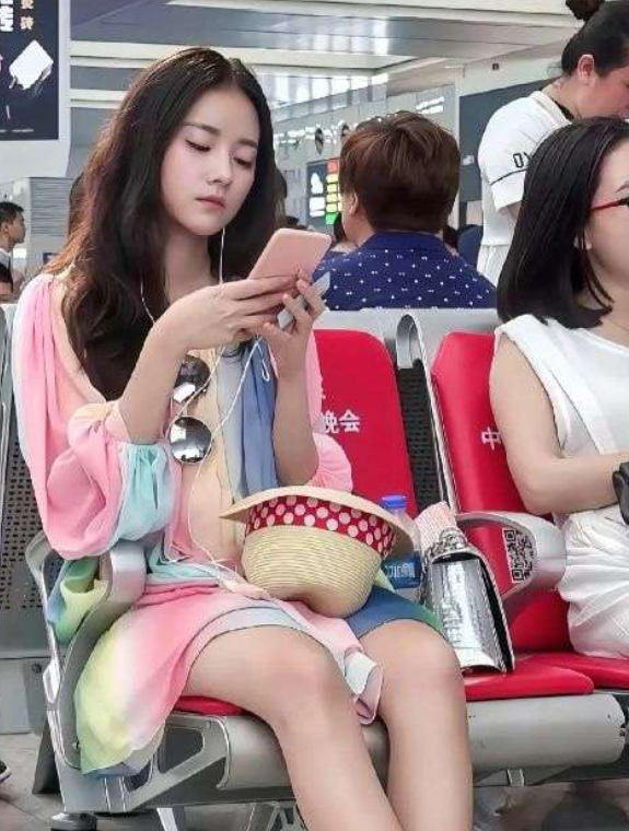 她的手机为什么没有摄像头？