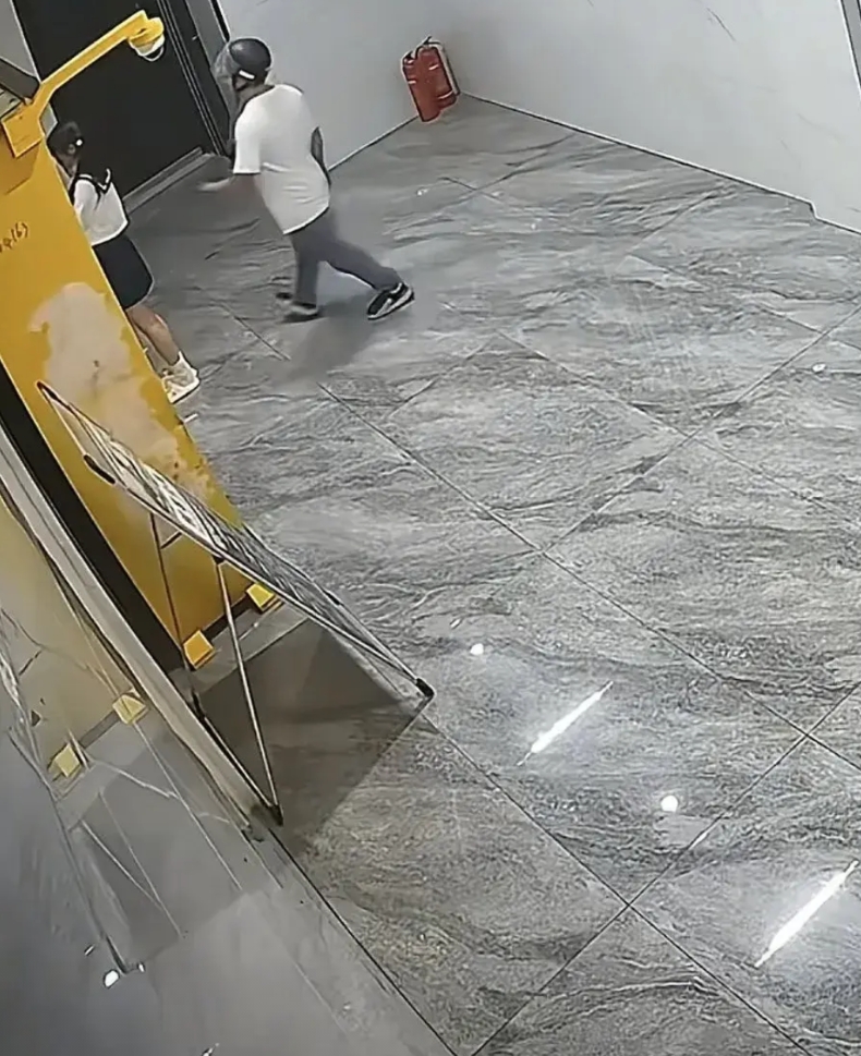 90后男子凌晨跟踪女孩进公寓实施猥亵，目前已经被捕，男子还戴着一个头盔，很明显他
