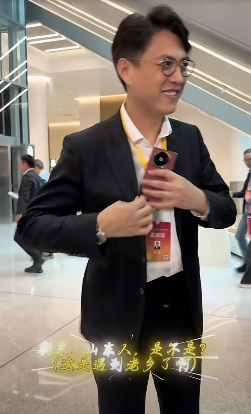 演员靳东用的手机是华为Mate XT三折叠手机，怎么折都有面，气场十足。
此前，