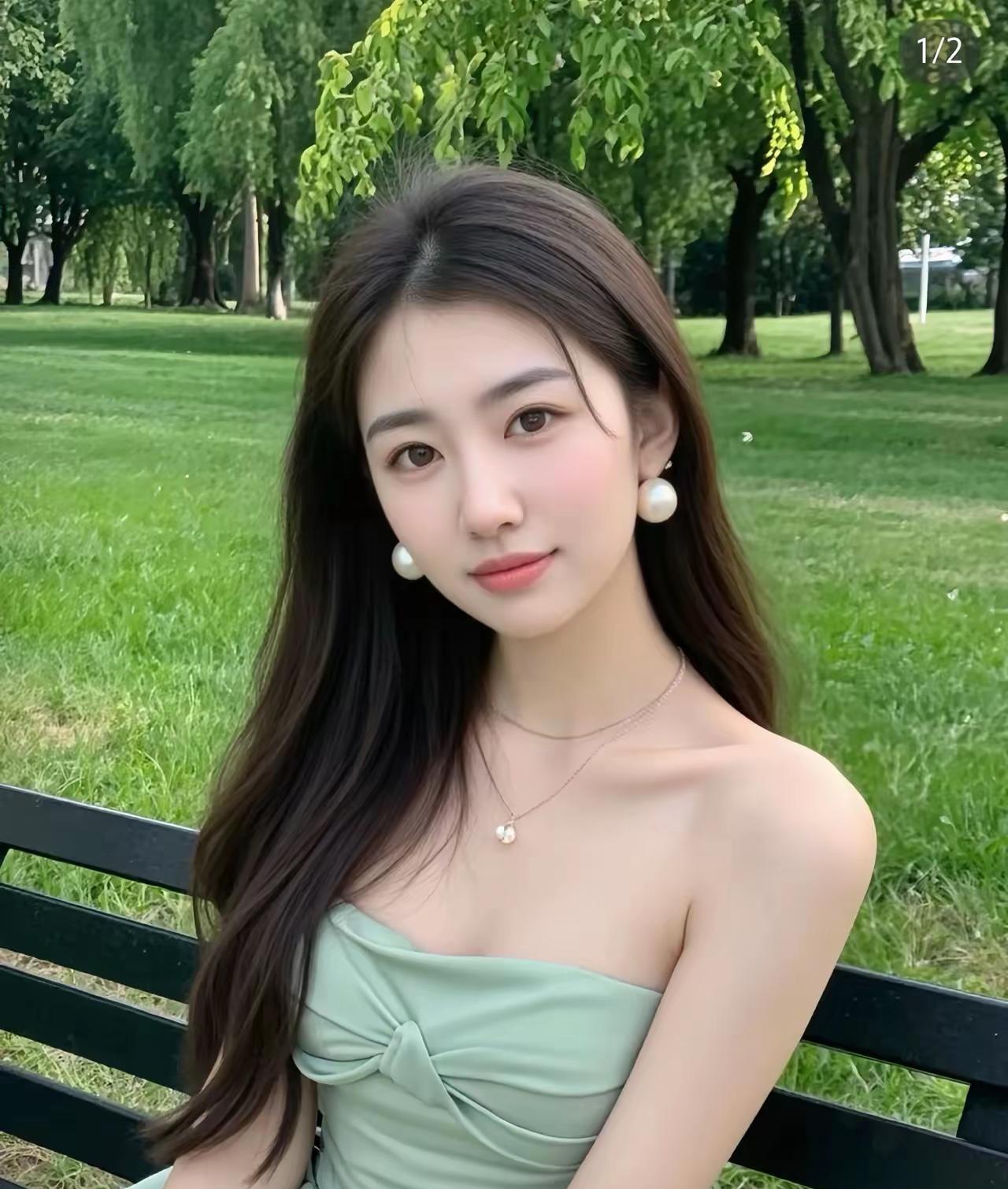 夏日清新，绿意盎然，公园长椅上的优雅少女。