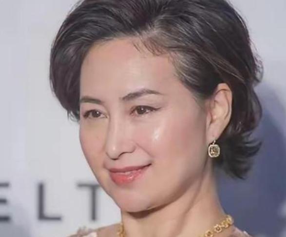 何超琼回应9年未生娃：若当年果敢些，结局或不同，藏着对陈百强的遗憾
