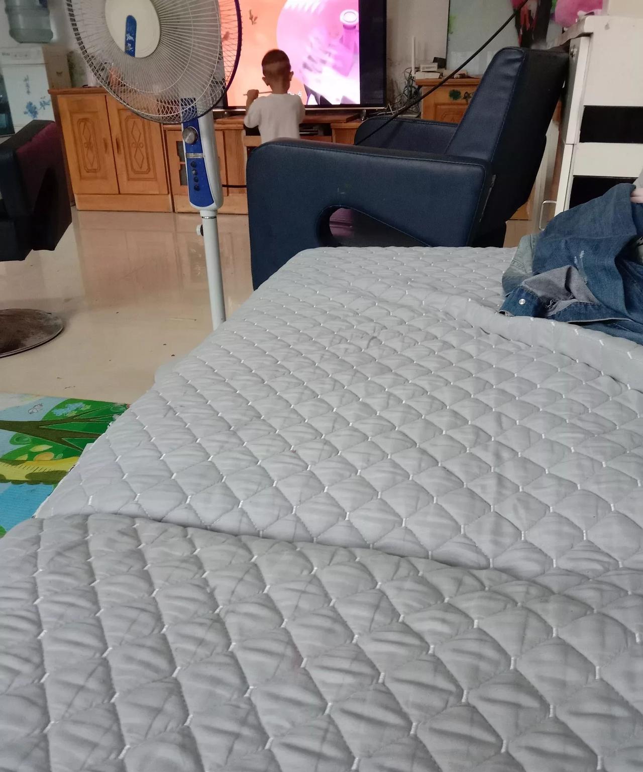 我觉得我的婆婆真的很幸福，我这么说是有事实依据的。
早中晚三餐的饭菜，都是我公公