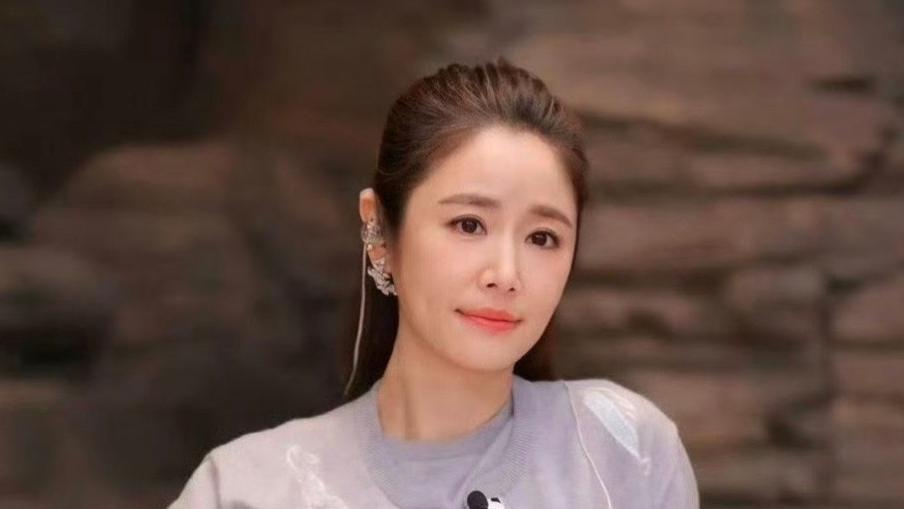 林心如49岁近照曝光！肌肤零皱纹状态惊艳，网友：时间去哪了？