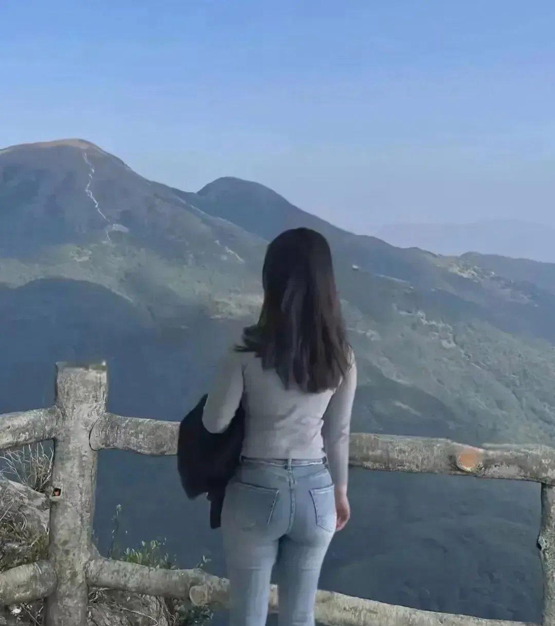 哇，这山景太壮观了！