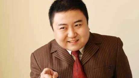 2010年，杨松因出演春晚小品《不能让他走》闻名于世，可他走红后心术不正，因为假