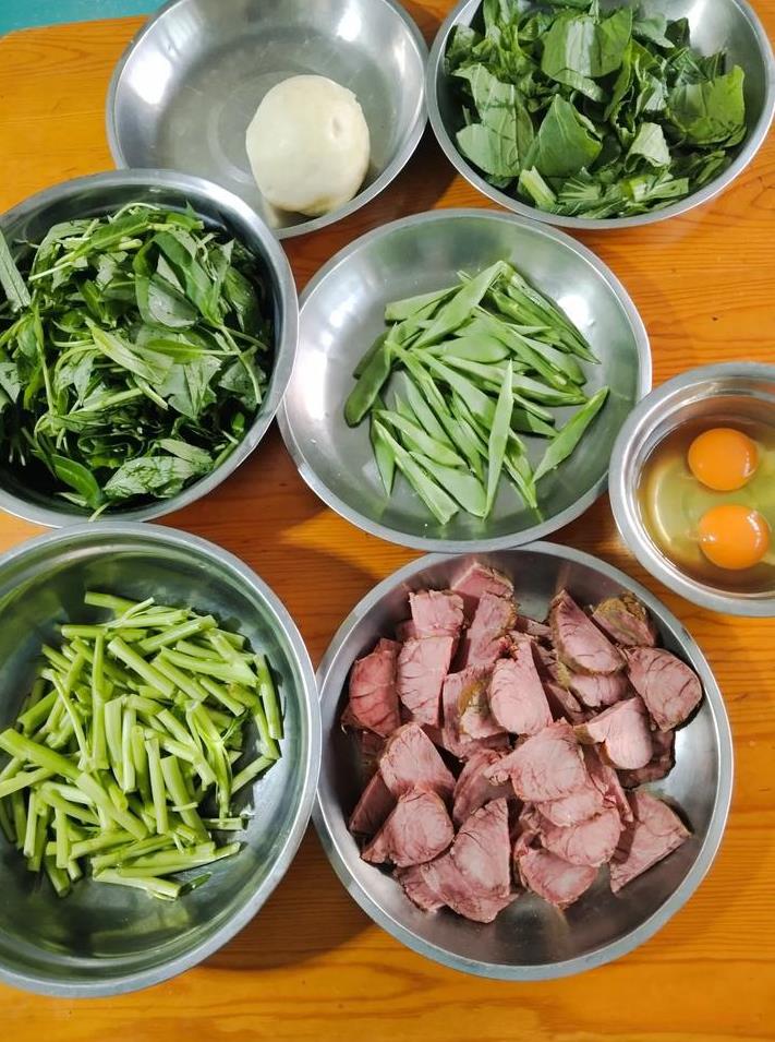 晚上给熊孩子做了卤牛肉炒豆角，这个卤牛肉很香，可以直接吃的，我又放了几根豆角炒一