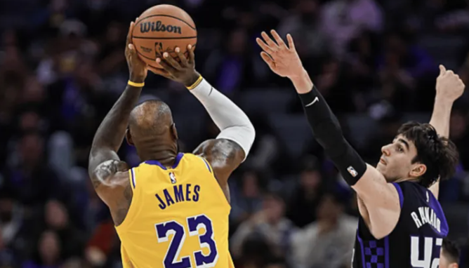 湖人将在主场对阵老鹰。
赛前在ESPN的节目中给出了一组勒布朗-詹姆斯的数据：