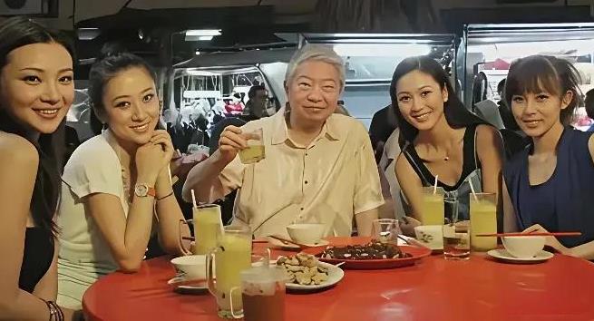 蔡澜去世后，竟被人骂“把女人当玩物”，这是咋回事？
作为“香港四大才子”之一，蔡