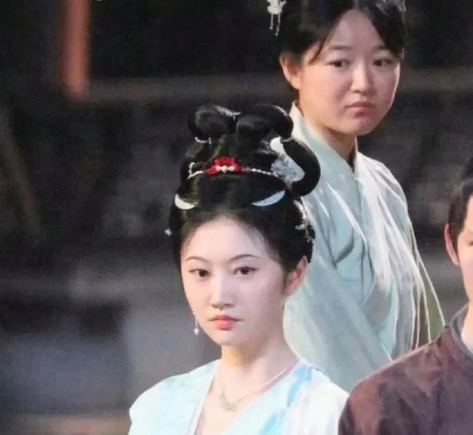 女群演看女主的这个眼神……很复杂啊 ?[憨笑]