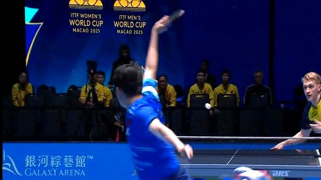 林诗栋移动背身反抽打中，天才才能打出的一球！王皓教练：好帅啊