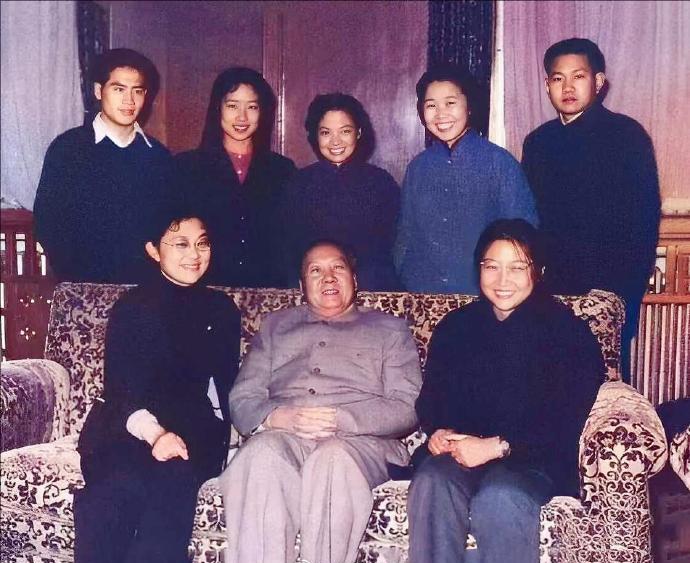 1973年12月26日毛主席80大寿与家人团聚的温馨时光。 ​​​
