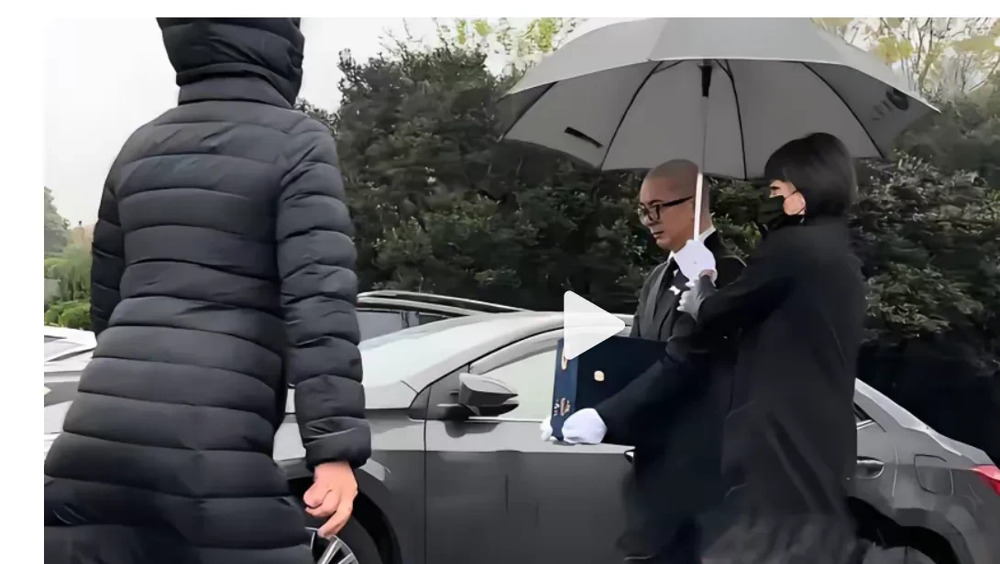 大S一家墓地风波











大S一家这墓地的事儿，真是让人看不懂！一