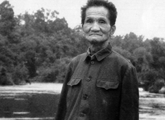 1947年，军统特务带着一个“疯子”到镇上采购物资，期间按捺不住搓了几盘麻将，可
