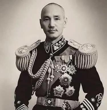 黄埔军校成立，蒋介石任校长，实为三把手。



1924年5月，广州，一所特殊的