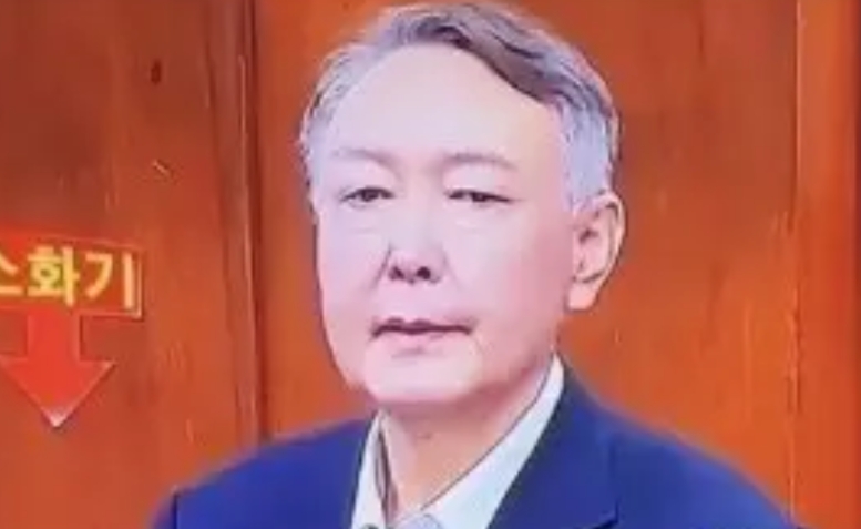 尹锡悦现在是真的学乖了！对抗了近4个月后终于出现在涉内乱案的庭审现场！
尹锡悦看