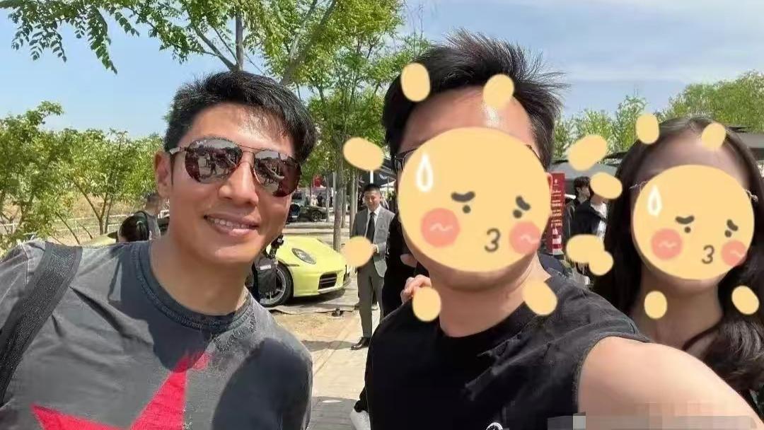 撒贝宁母亲罕见晒娃！5岁双胞胎颜值太高，女儿简直是迷你版小撒！