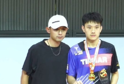 黄友政弟弟黄友皓参加张继科杯夺冠
乒坛新势力崛起！小将黄友皓震撼张继科杯！
年仅