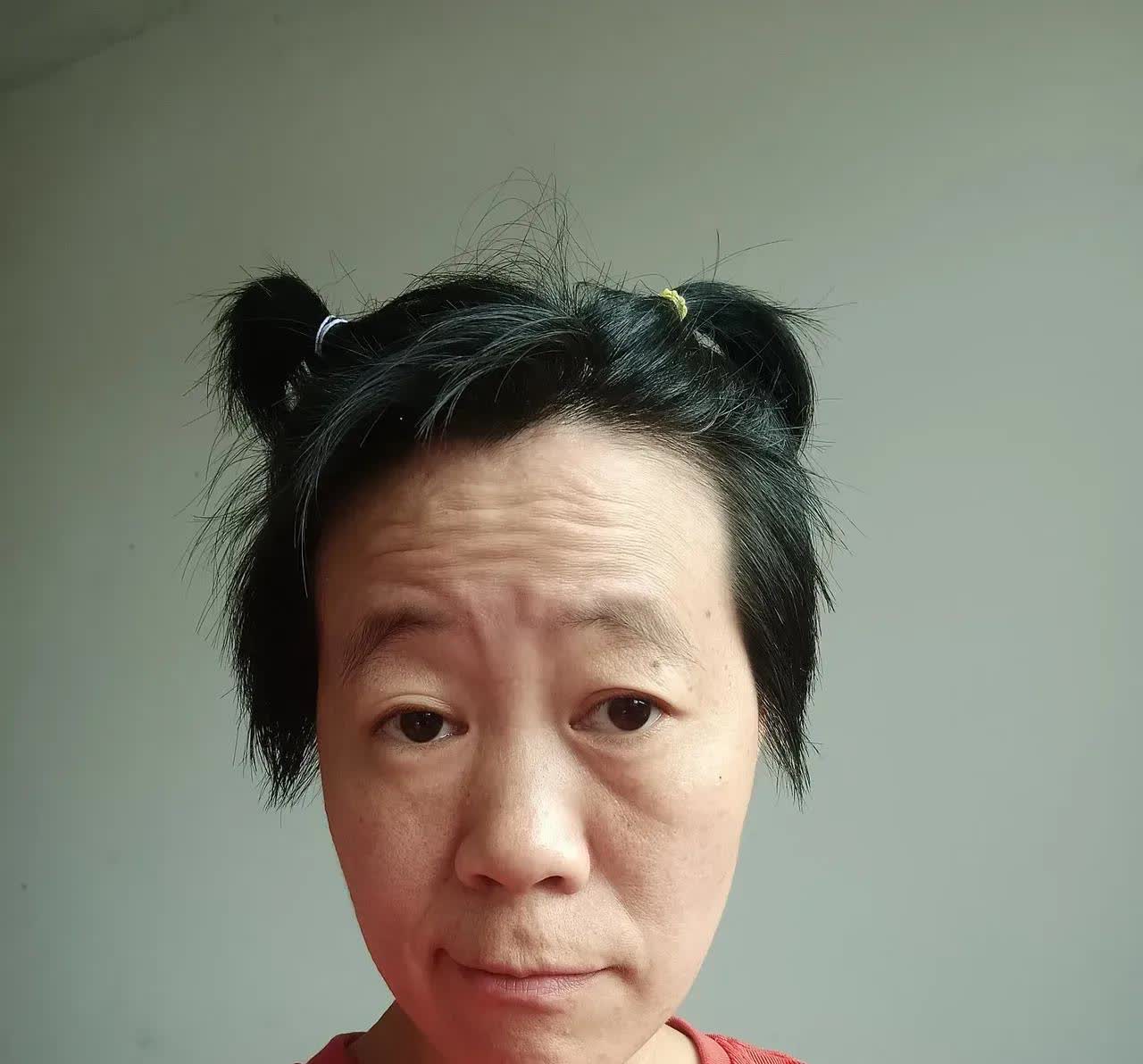 这两个都是80后，她他虽然不是表演系的艺术生，但在网络表演方面是一流的。

