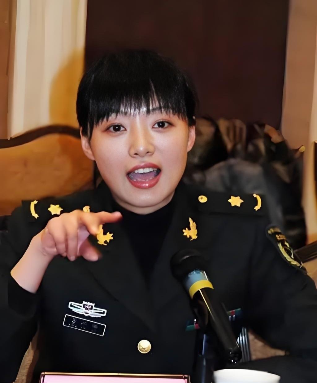 真没想到
李云龙的“媳妇”
竟是位英姿飒爽的女军人！
李云龙的“媳妇”在戏外，还