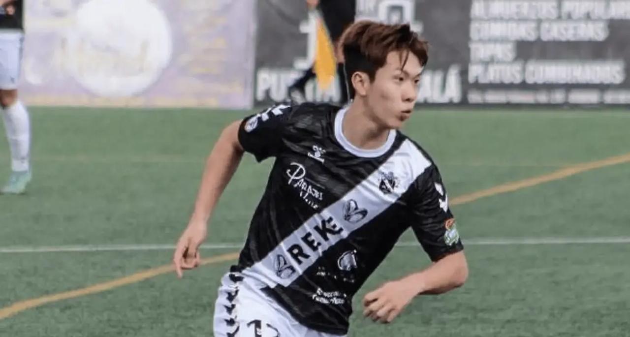 根据媒体人透露，辽宁铁人球员年仅20岁的刘士铭，即将转会加盟西协丙CD索内哈，当