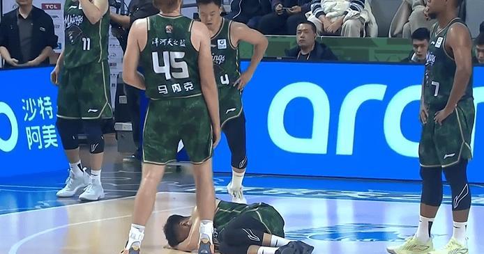 黄荣奇真是一个挺有意思的球员，你说他硬吧，被顶到下体之后，依然能够全力比赛，你说