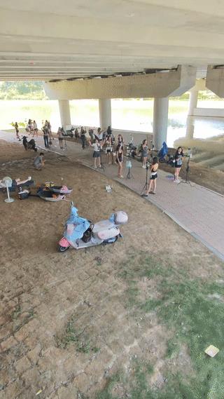 大桥底下竟然全是正在直播的年轻小女孩？
不得不说，现在的网络直播真是太火了！
也