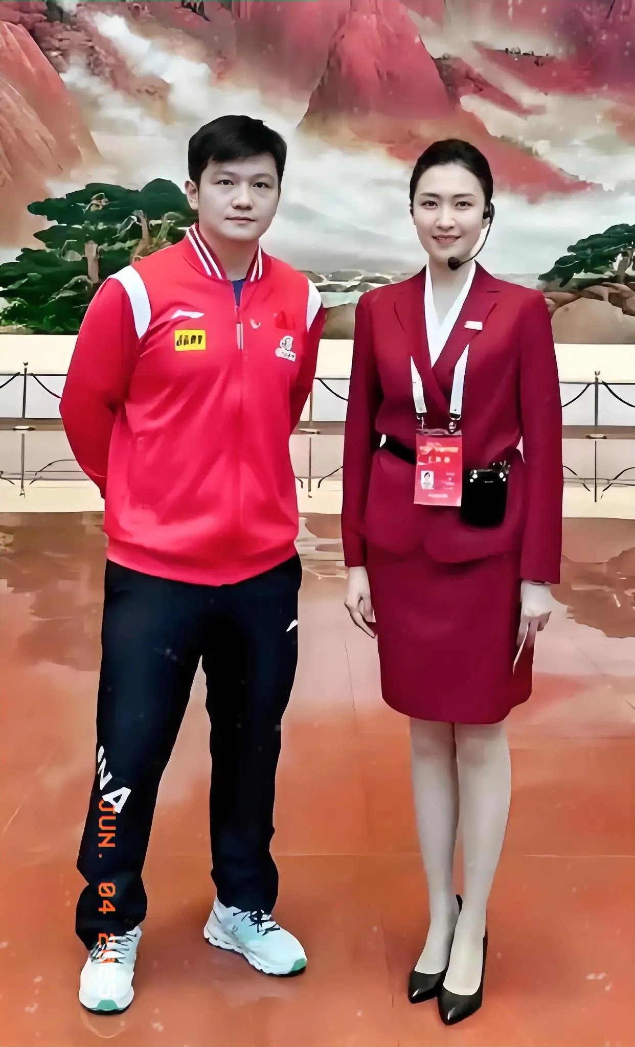 樊振东旁边女士气质像极了明星