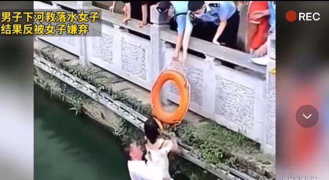 “好人难当！”一女子不慎跌落水中，男子发现后，立刻跳水施救，女子力气不够，爬不上