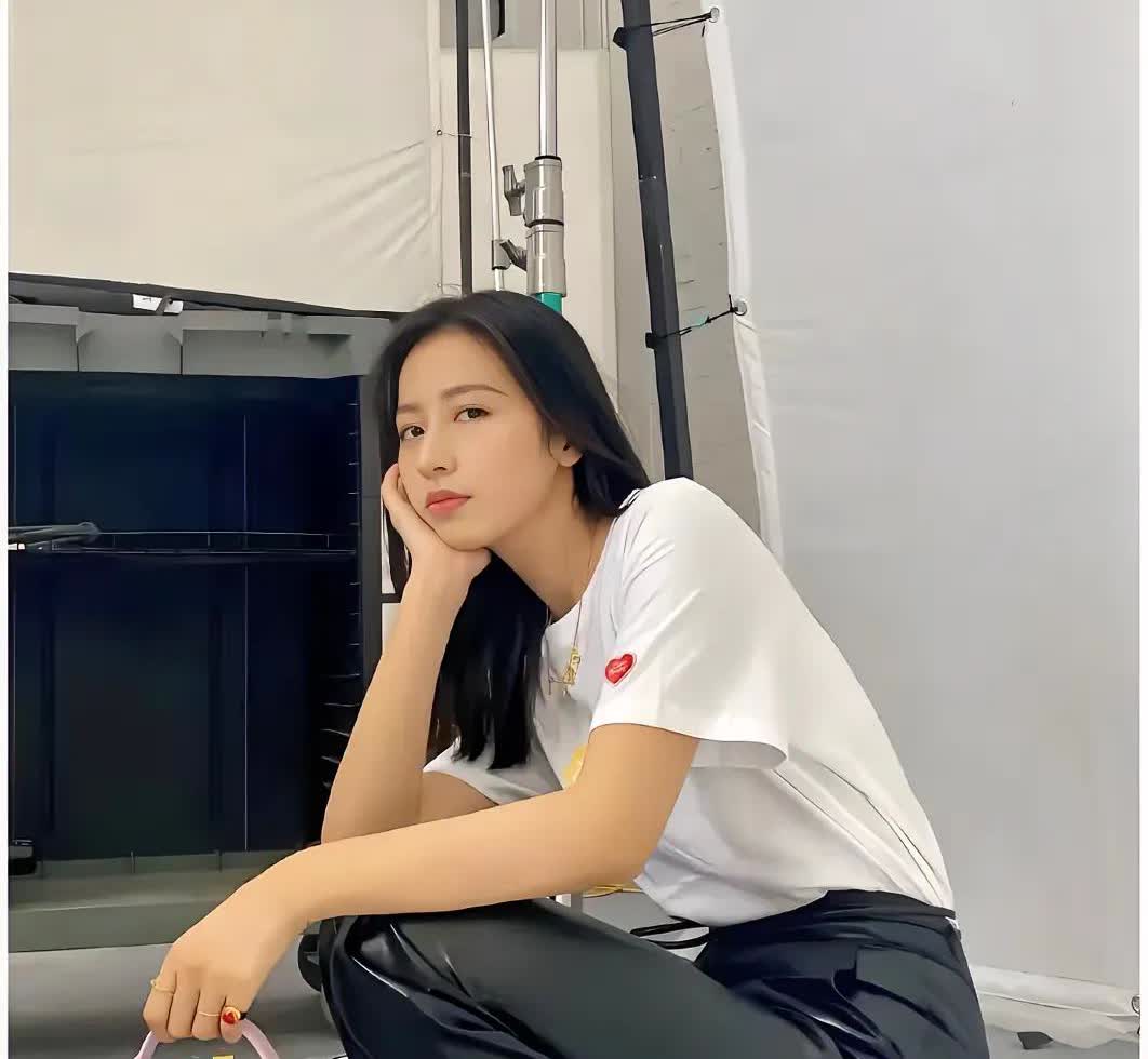 周雨彤，167cm，完美脚型，就是脚上的凉鞋太丑了，拉低了整体的档次，还显得脚有