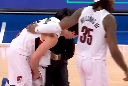 NBA常规赛，开拓者客场挑战尼克斯的比赛正进行中。
比赛的第二节，阿夫迪亚进攻中