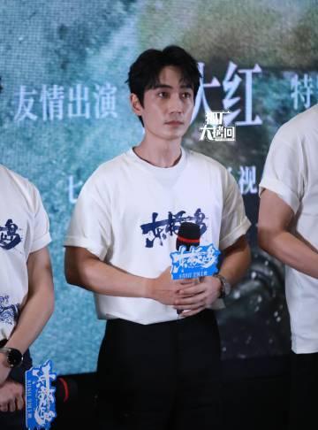 朱一龙《东极岛》首映生图，阿赑来啦
#电影东极岛#