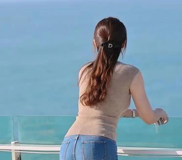 看海景，心旷神怡，牛仔搭配长靴，时尚有型。