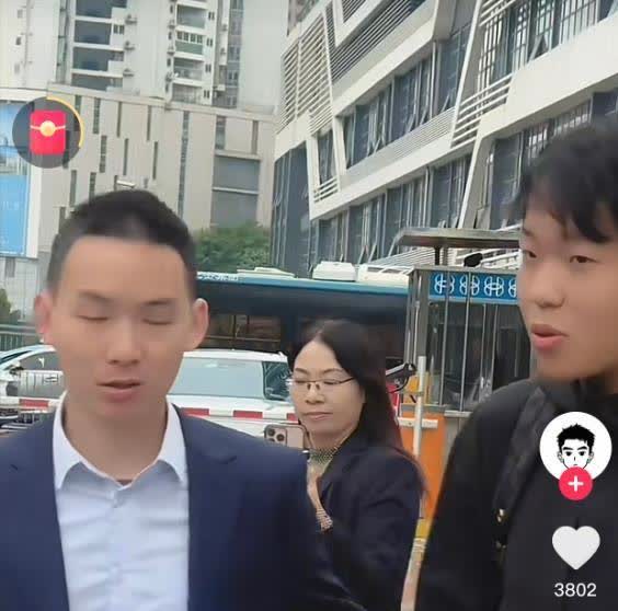 浩男后面的女人，大家看着是浩男的亲妈还是那位奔驰女子呢？

浩男身后那位女子