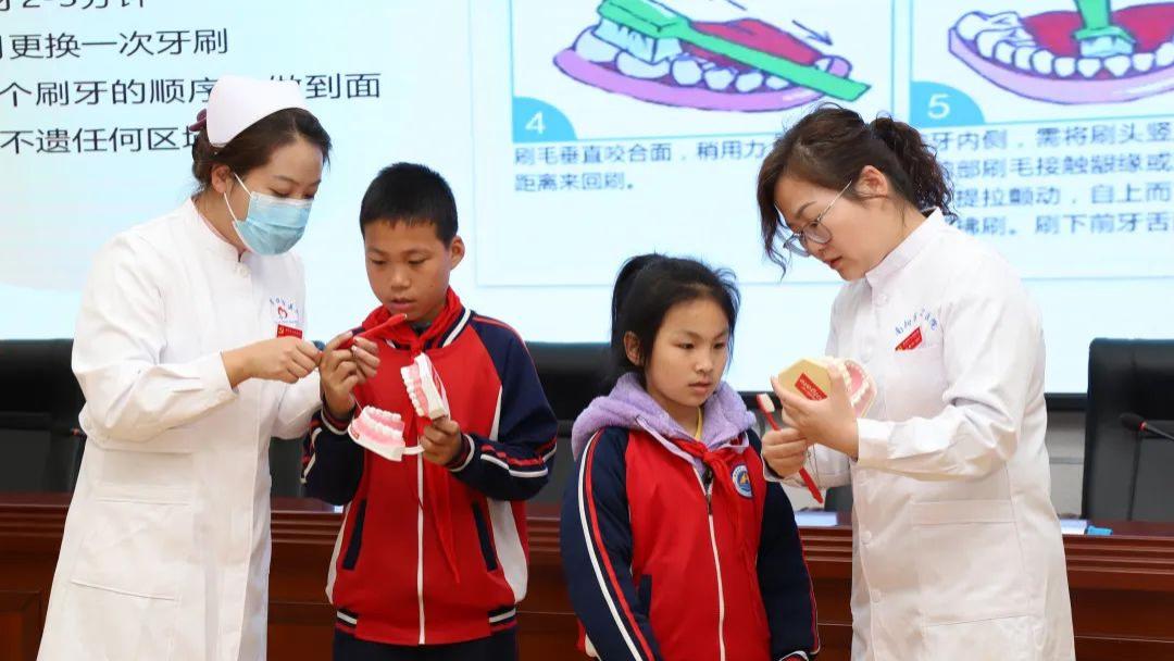 南阳市“青春护航”志愿服务团走进市第八完全学校小学部开展儿童口腔保健知识讲座