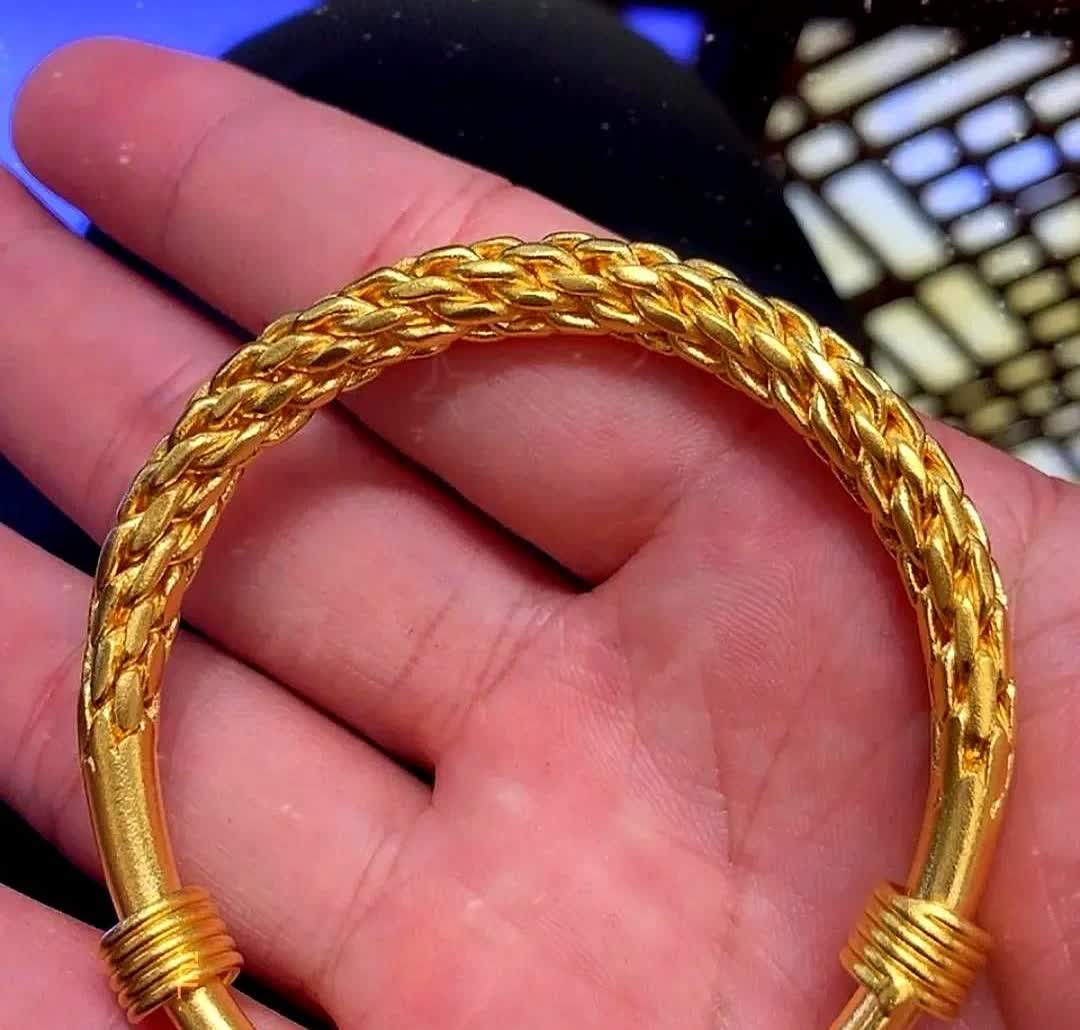 安徽一女子戴男友送的麻花金手镯上班，同事非说这造型像地摊货，暗示是假的，让她去鉴