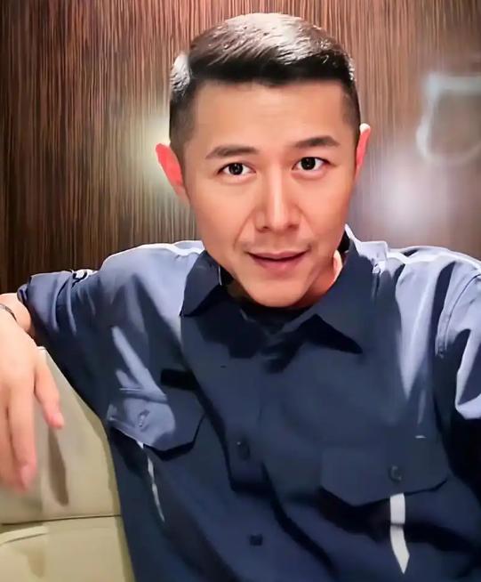 一觉醒来，满屏都是大冰代言宝骏的消息。
大冰这哥们儿最近可真是忙活，从直播间唠嗑
