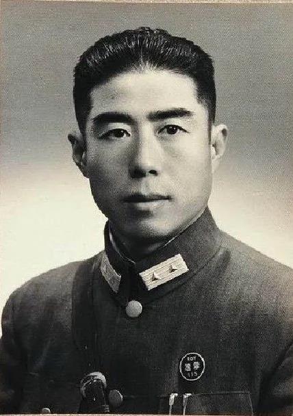 1950年，四川通江，一个男子出手阔绰，花了10根金条迎娶一个村姑，村姑却跑去举