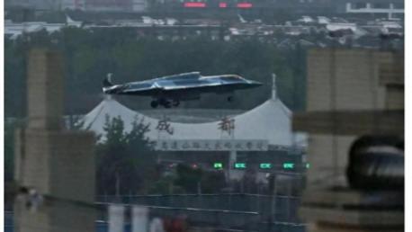 三台发动机+并列双座！歼-36低空掠过成都高速，研发进度远超预期 2025-04-25 11: 02