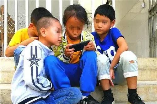 手机是现代人离不开手的东西，那么未成年人也很想玩手机，甚至上至九十九，下至刚会走