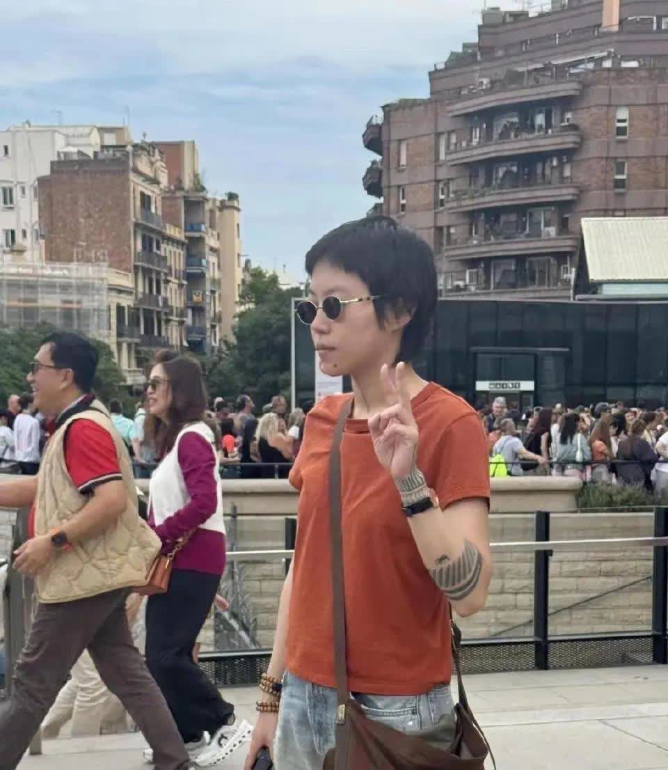 窦靖童被网友西班牙偶遇，留着短发，手上戴5手串，长得好像王菲 ​