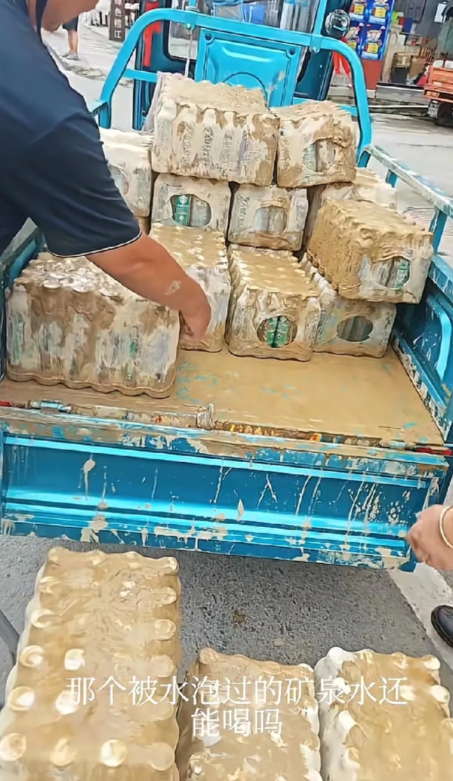 贵州榕江县被洪水泡了好几天，县城商家损失最严重，不知道那些超市便利店密封的东西洗
