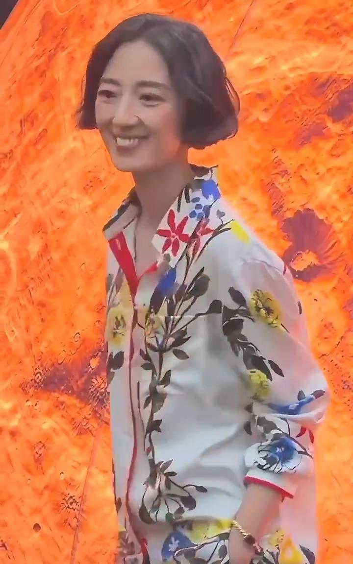 41岁桂纶镁看上去像老太太，穿着老土，瘦的吓人！
41岁桂纶镁现身巴黎时装周，一