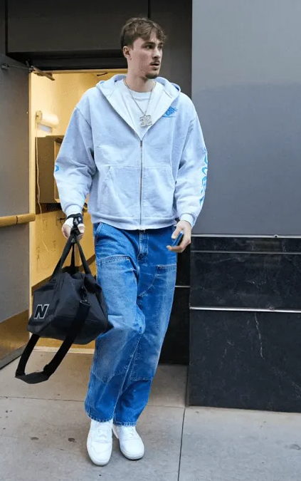 NBA常规赛，独行侠将挑战森林狼。
独行侠官媒更新了动态，晒出一组照片与球迷分享