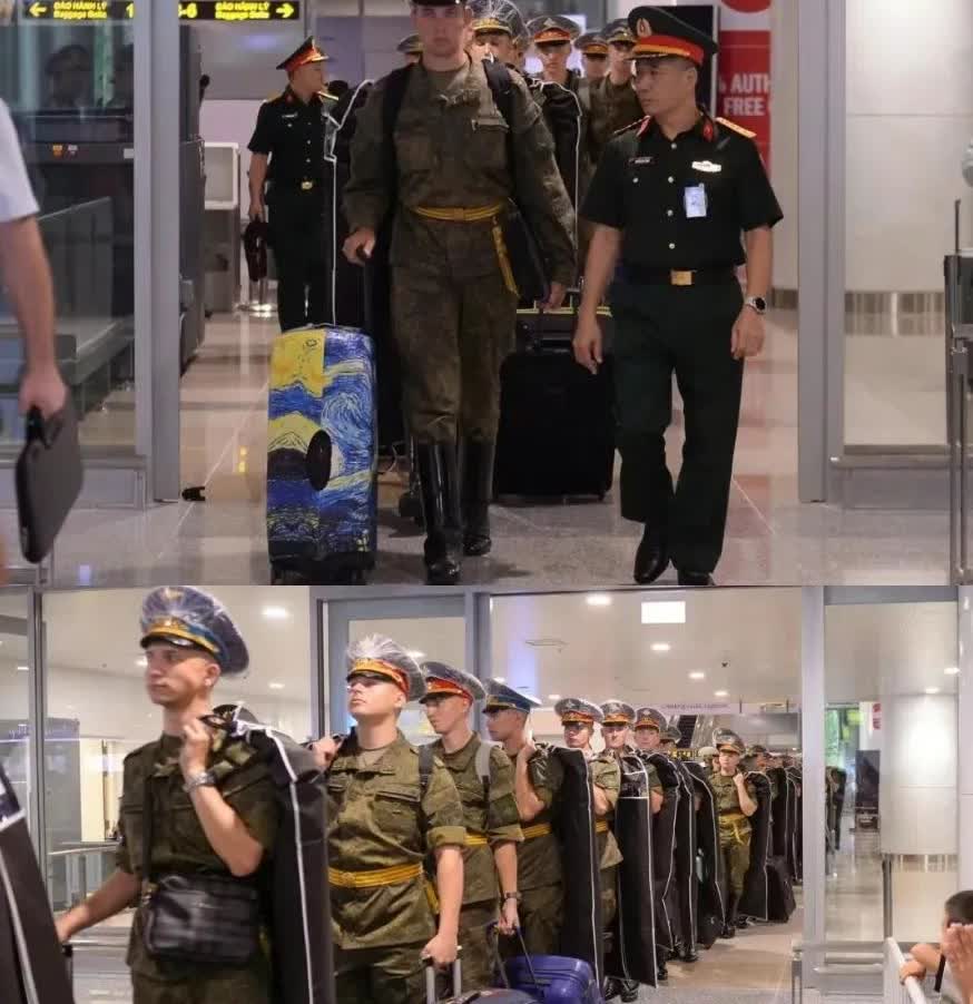 俄军抵达越南，俄军仪仗队应越南国防部邀请，抵达越南首都河内，参加越南9月2日国庆