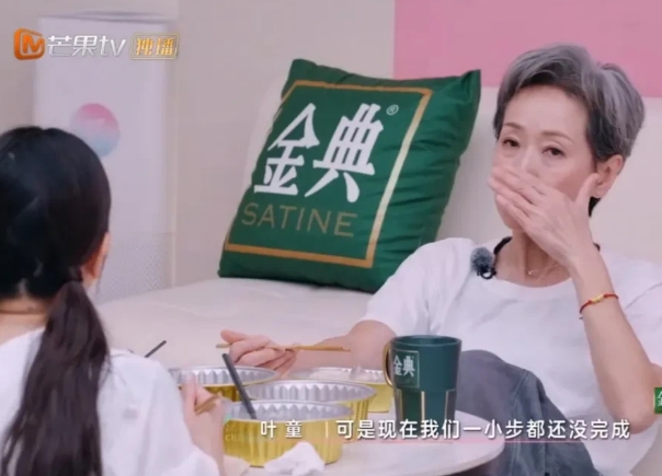 浪姐里最让我意外的一幕，是看到姐姐们休息间隙，叶童手上那一闪而过的红绳手串。简简