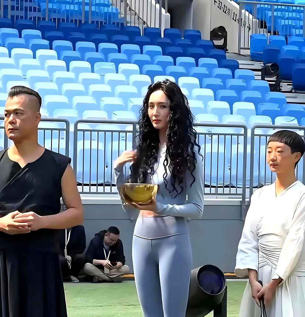 大家看看，捧个碗，光着脚，身穿紧身裤，这是在干啥呢？

被下面这几张图片整的