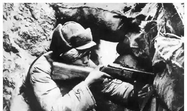 1952年，朝鲜战场上，一伙美军大白天光着身体朝志愿军阵地撒尿，新兵陈凤楼一怒之