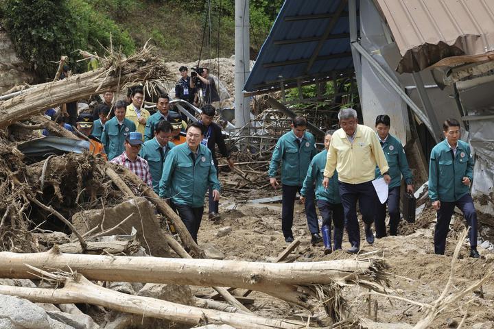 韩国暴雨致4人死，千余人紧急撤离