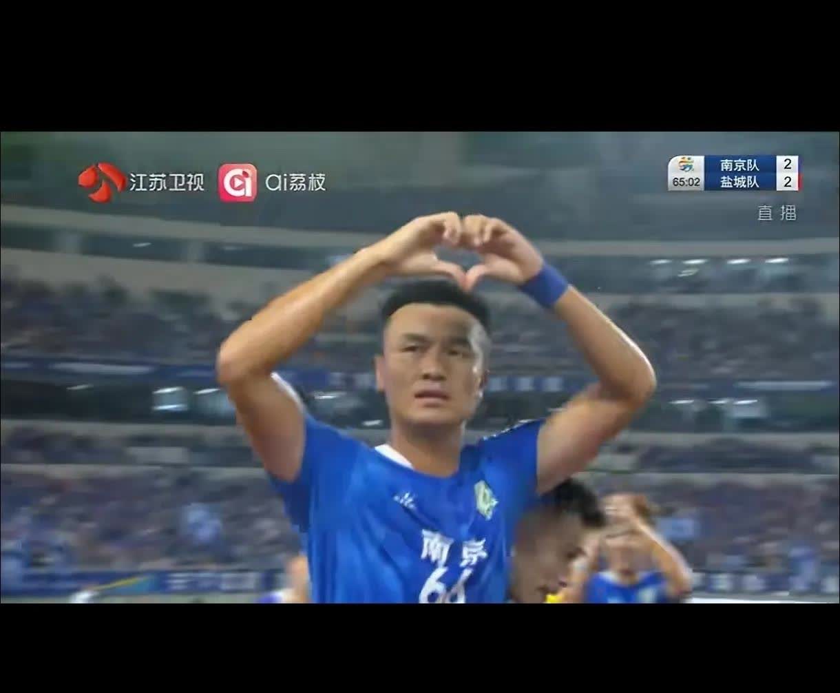 南京3:2击败盐城队！

南京的黑马戈伟确实厉害，尤其是头球功夫不错！解说员